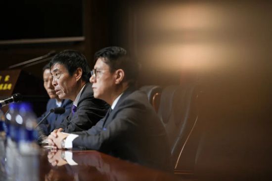 预告中陈克当街撞车逼停毒贩，黑帮分子打砸廉政公署、追杀包围调查员等场面令人绷紧神经